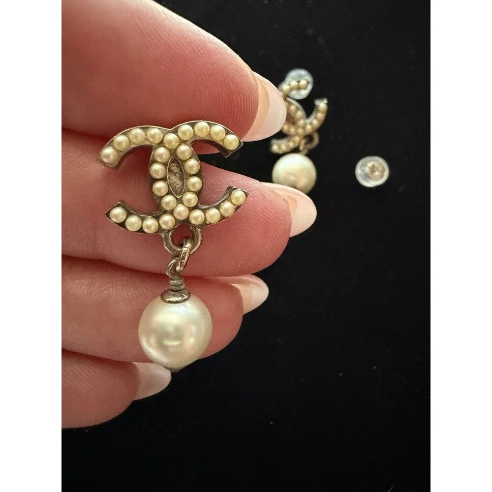 ⁠Chanel Vintage Faux Pearl CC Logo Dangle Drop Earrings Silver Tone 04A Pierced